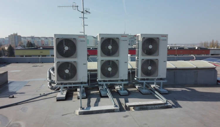 Energetický trh s prudkými výkyvy zasáhl i centrální vytápění v bytových domech. Co s tím? Hledejte nové zdroje