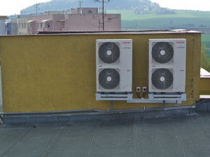 Energetický trh s prudkými výkyvy zasáhl i centrální vytápění v bytových domech. Co s tím? Hledejte nové zdroje