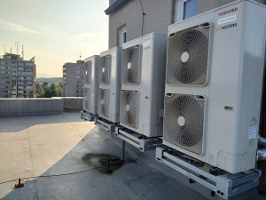 Energetický trh s prudkými výkyvy zasáhl i centrální vytápění v bytových domech. Co s tím? Hledejte nové zdroje