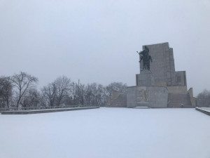 Praha se probudila do zasněženého rána. Milovníci běžkování vyrazili na cyklostezky