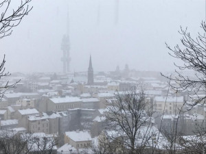 Praha se probudila do zasněženého rána. Milovníci běžkování vyrazili na cyklostezky