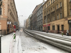 Praha se probudila do zasněženého rána. Milovníci běžkování vyrazili na cyklostezky