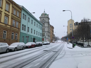 Praha se probudila do zasněženého rána. Milovníci běžkování vyrazili na cyklostezky