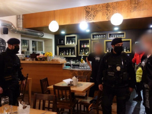 Policisté zjistili v pražských hospodách a barech přes víkend desítky porušení zavírací doby