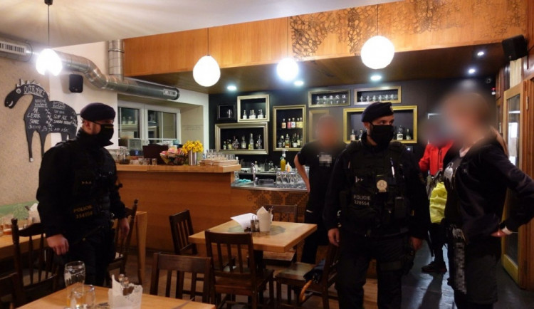 Policie při kontrole jednoho z podniků.