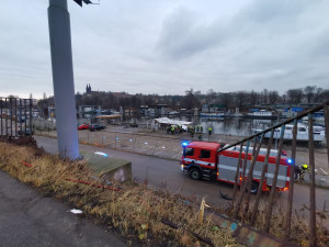 Auto sjelo ze silnice a skončilo na lodi ve Vltavě