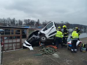 Auto sjelo ze silnice a skončilo na lodi ve Vltavě