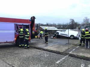 Auto sjelo ze silnice a skončilo na lodi ve Vltavě
