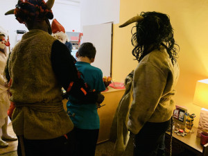 Policisté se převlékli za Mikuláše, anděla a čerty a předali dětem z Klokánku mikulášskou nadílku