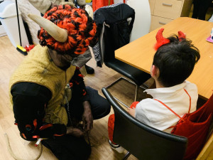 Policisté se převlékli za Mikuláše, anděla a čerty a předali dětem z Klokánku mikulášskou nadílku