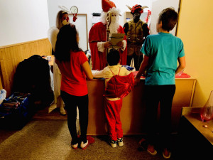 Policisté se převlékli za Mikuláše, anděla a čerty a předali dětem z Klokánku mikulášskou nadílku