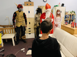 Policisté se převlékli za Mikuláše, anděla a čerty a předali dětem z Klokánku mikulášskou nadílku