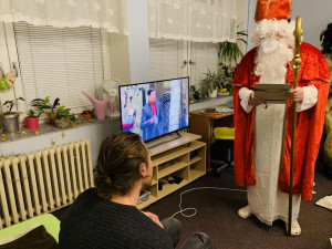 Policisté se převlékli za Mikuláše, anděla a čerty a předali dětem z Klokánku mikulášskou nadílku