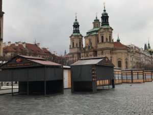 Provozovatelé odváží stánky ze Staromáku. Zoufalá situace, říkají
