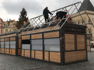 Provozovatelé odváží stánky ze Staromáku. Zoufalá situace, říkají