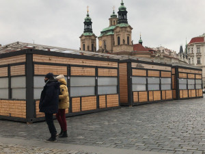 Provozovatelé odváží stánky ze Staromáku. Zoufalá situace, říkají