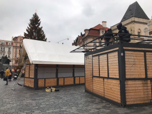 Provozovatelé odváží stánky ze Staromáku. Zoufalá situace, říkají