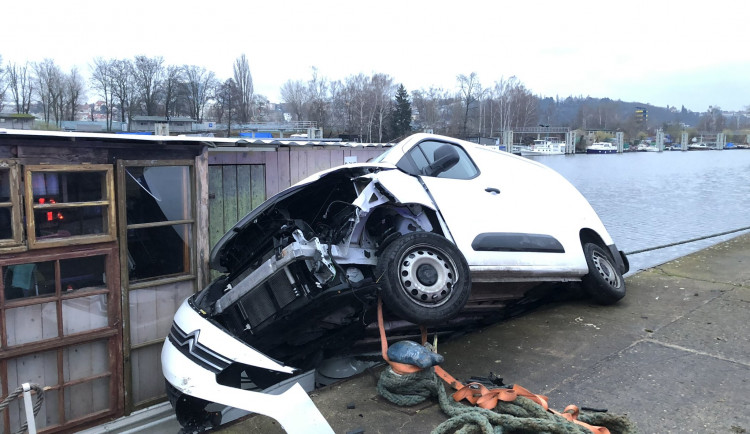 Auto sjelo ze silnice a skončilo na lodi ve Vltavě