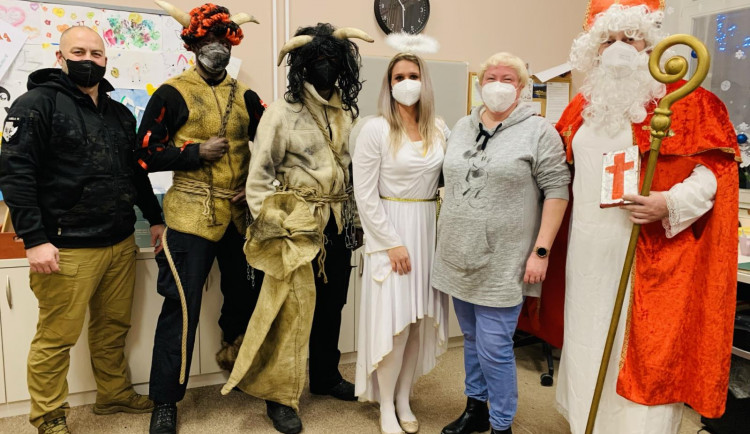 Policisté se převlékli za Mikuláše, anděla a čerty a předali dětem z Klokánku mikulášskou nadílku