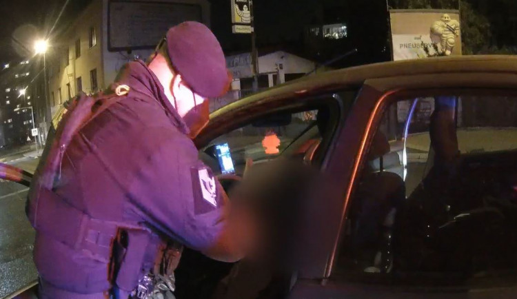 Žena zkolabovala za volantem. Zachránili ji policisté, kteří v tu chvíli projížděli kolem