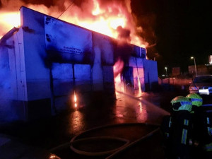 V Praze hořel autoservis. Rozsah škod i příčinu požáru vyšetřují policisté