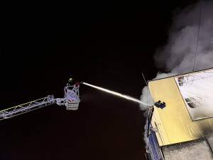 V Praze hořel autoservis. Rozsah škod i příčinu požáru vyšetřují policisté