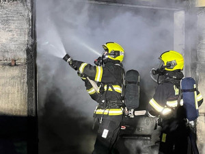 V Praze hořel autoservis. Rozsah škod i příčinu požáru vyšetřují policisté