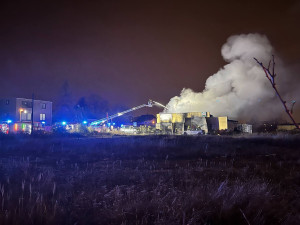 V Praze hořel autoservis. Rozsah škod i příčinu požáru vyšetřují policisté