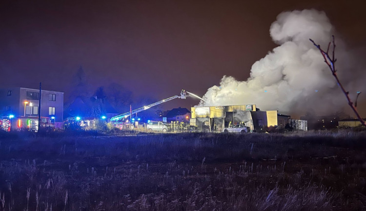 V Praze hořel autoservis. Rozsah škod i příčinu požáru vyšetřují policisté