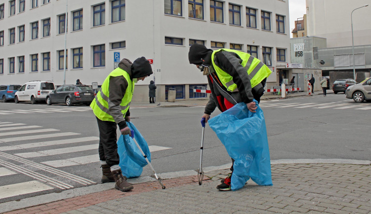 Jakub a Jarda uklízejí v okolí Armády spásy