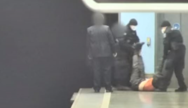 Cizinec spadl do kolejiště metra. Život mu zachránili hlídkující strážníci