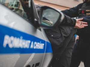 Policisté pátrají po muži, který v Praze pronásledoval dívku. Pak masturboval před jejím domem