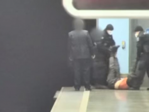 Cizinec spadl do kolejiště metra. Život mu zachránili hlídkující strážníci