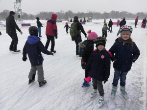 VÁNOCE NA SEDMIČCE: Dva vánoční stromy, bruslení na Letné a charitativní projekty