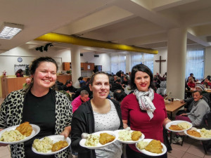 VÁNOCE NA SEDMIČCE: Dva vánoční stromy, bruslení na Letné a charitativní projekty