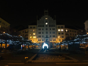 VÁNOCE NA ŠESTCE: Dejvice jsou letos bez svítícího jelena, trhy na Kulaťáku jedou dál