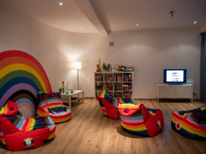 V Praze se otevřelo LGBT+ komunitní centrum. Lidé tu mohou být sami sebou, říkají iniciátoři