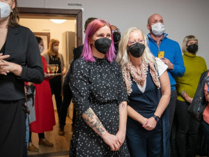 V Praze se otevřelo LGBT+ komunitní centrum. Lidé tu mohou být sami sebou, říkají iniciátoři