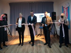 V Praze se otevřelo LGBT+ komunitní centrum. Lidé tu mohou být sami sebou, říkají iniciátoři