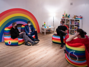 V Praze se otevřelo LGBT+ komunitní centrum. Lidé tu mohou být sami sebou, říkají iniciátoři