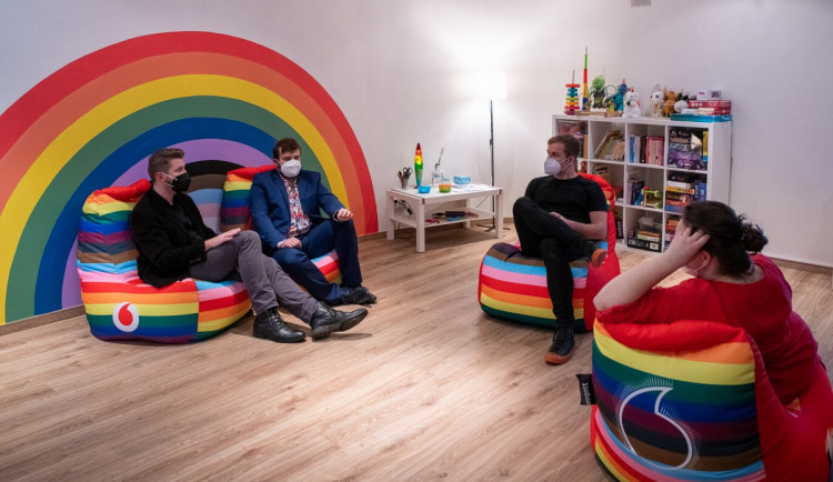 V Praze se otevřelo LGBT+ komunitní centrum. Lidé tu mohou být sami sebou, říkají iniciátoři