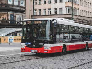 V autobusech MHD v Praze bude možné platit kartou. Vítěz tendru dodá 1200 terminálů