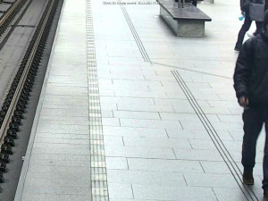 Policie hledá muže, který okrádá cestující v metru. Poznáváte ho?