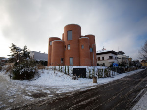 Takešiho hrad je hotový. Dům Tomia Okamury vzbuzuje emoce mezi sousedy i architekty