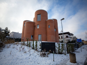 Takešiho hrad je hotový. Dům Tomia Okamury vzbuzuje emoce mezi sousedy i architekty