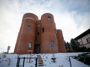 Takešiho hrad je hotový. Dům Tomia Okamury vzbuzuje emoce mezi sousedy i architekty