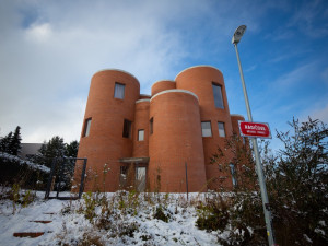 Takešiho hrad je hotový. Dům Tomia Okamury vzbuzuje emoce mezi sousedy i architekty