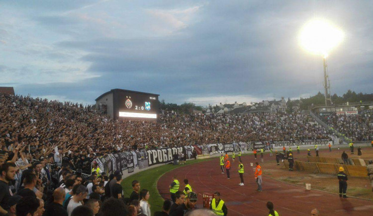 Fanoušci Partizanu Bělehrad známí jako Grobari