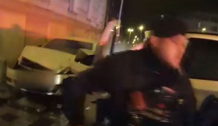 Šestadvacetiletý muž ukradl v Praze auto za milion a půl. Když ujížděl policii, naboural čtyři auta