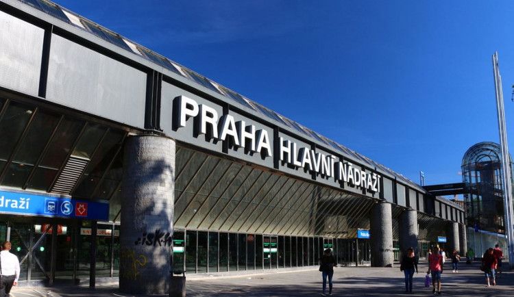 Střecha pražského hlavního nádraží se opraví. Místo parkoviště bude klidová zóna